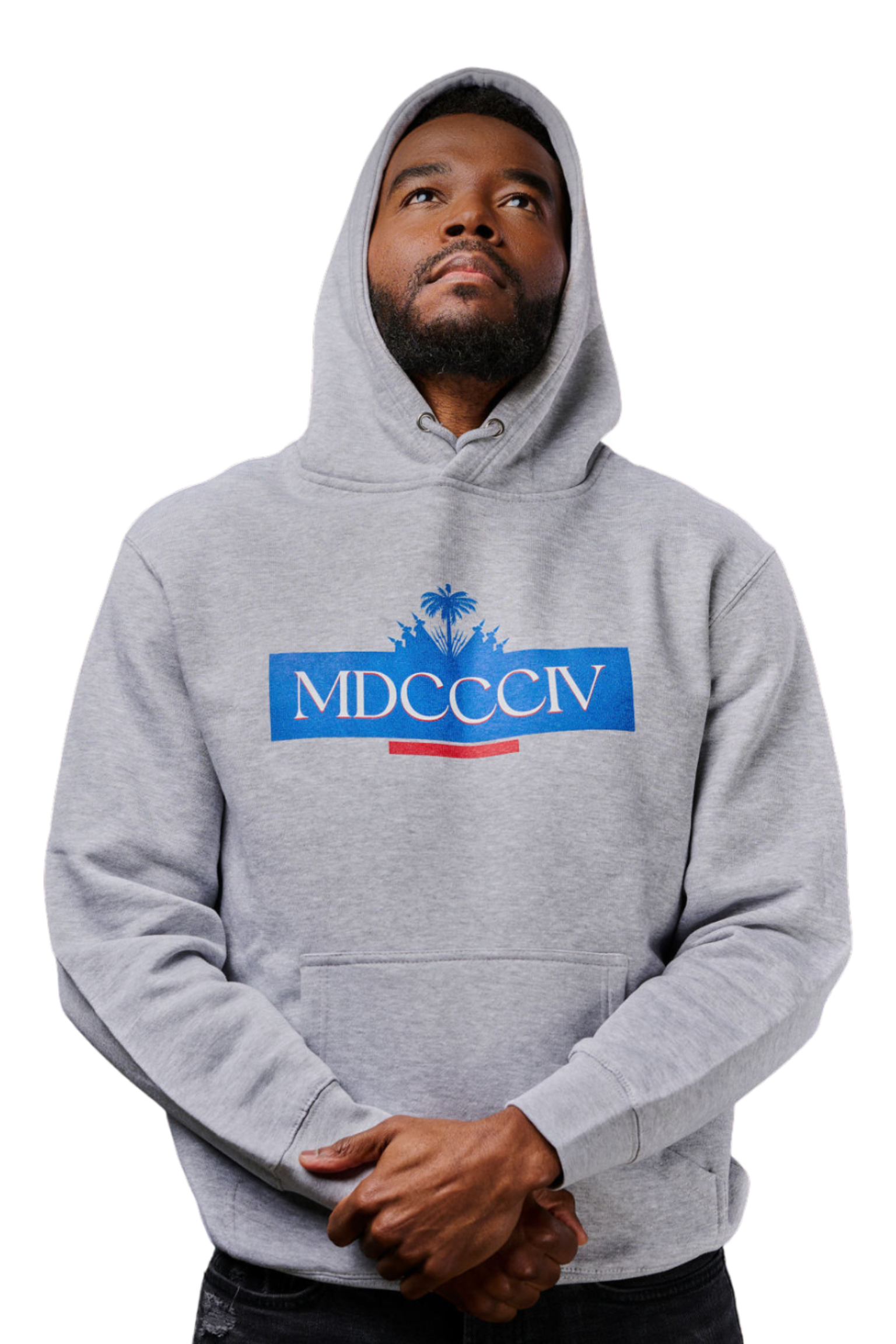 Berwin Sydney portant un hoodie gris à capuche avec l’inscription MDCCCIV, regard tourné vers le ciel.