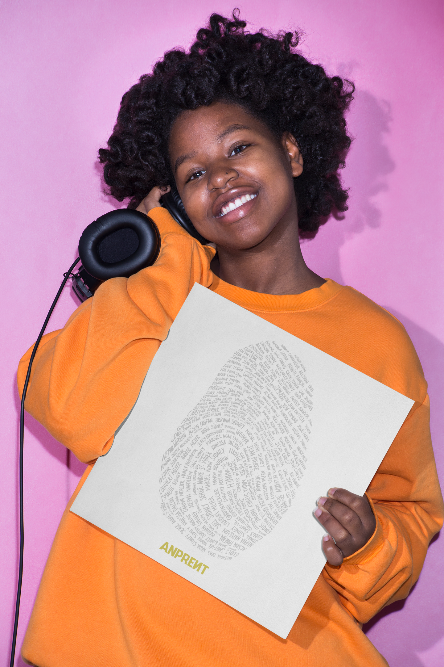 Jeune femme souriante tenant une affiche de l’album Anprent de Berwin Sydney avec une empreinte digitale composée de mots
