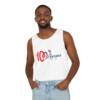 T-shirt blanc sans manche avec l’inscription “100% Ayisyen”, design affirmé mettant en valeur l’identité haïtienne. Homme noir portant un débardeur blanc avec le slogan 100% Ayisyen en rouge et bleu, célébrant la culture haïtienne.