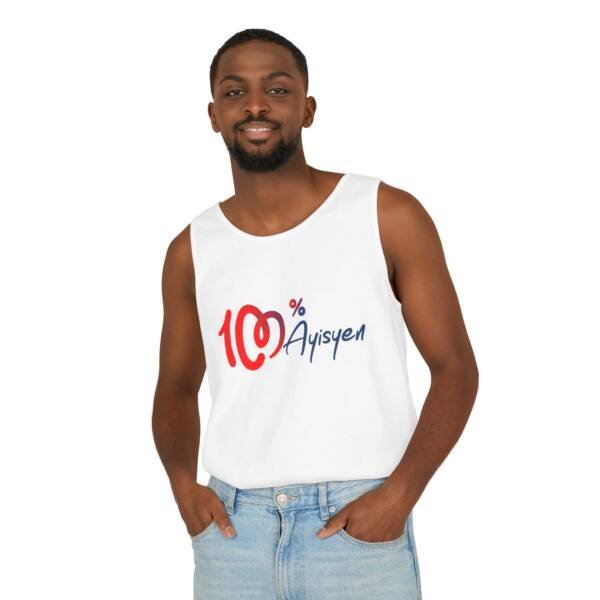 T-shirt blanc sans manche avec l’inscription “100% Ayisyen”, design affirmé mettant en valeur l’identité haïtienne. Homme noir portant un débardeur blanc avec le slogan 100% Ayisyen en rouge et bleu, célébrant la culture haïtienne.