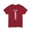 T-shirt rouge avec une inscription verticale “NISSI” au dos, en blanc sur fond sombre, design épuré et spirituel.