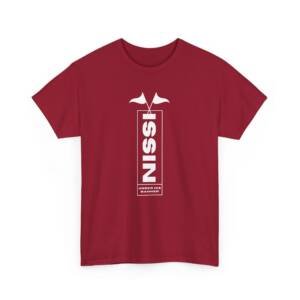 T-shirt rouge avec une inscription verticale “NISSI” au dos, en blanc sur fond sombre, design épuré et spirituel.