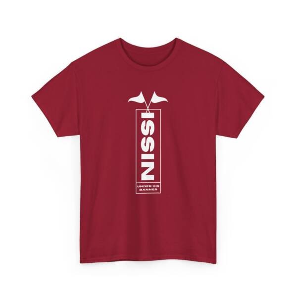 T-shirt rouge avec une inscription verticale “NISSI” au dos, en blanc sur fond sombre, design épuré et spirituel.