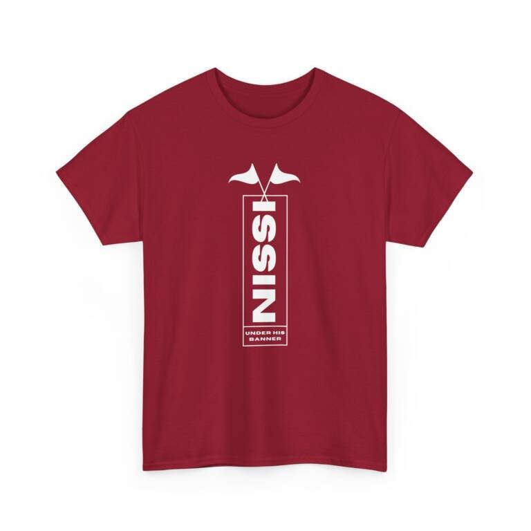 T-shirt rouge avec une inscription verticale “NISSI” au dos, en blanc sur fond sombre, design épuré et spirituel.