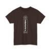 T-shirt noir avec une inscription verticale “YAHWEH” au dos, en lettres blanches sur fond marron.