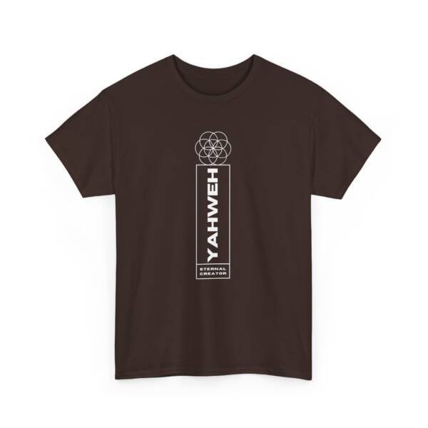 T-shirt noir avec une inscription verticale “YAHWEH” au dos, en lettres blanches sur fond marron.