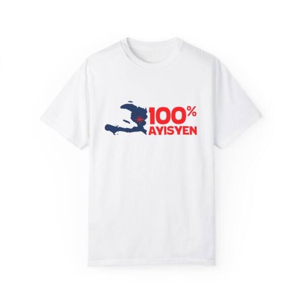 T-shirt blanc avec la carte d’Haïti et l’inscription “100% Ayisyen” en rouge, symbole de fierté haïtienne.