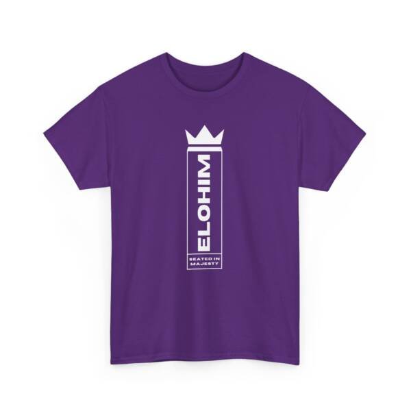 T-shirt mauve avec l’inscription verticale “ELOHIM” dans le dos, design sobre et spirituel exprimant la grandeur divine.