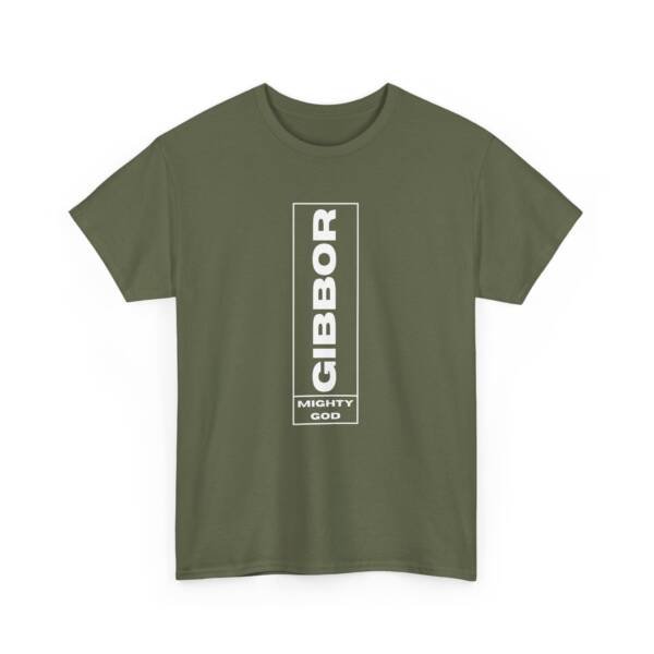 T-shirt vert avec l’inscription verticale “GIBBOR” au dos, design épuré évoquant la puissance divine.