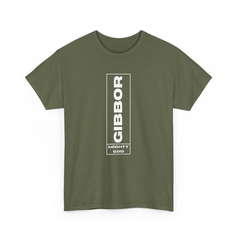 T-shirt vert avec l’inscription verticale “GIBBOR” au dos, design épuré évoquant la puissance divine.