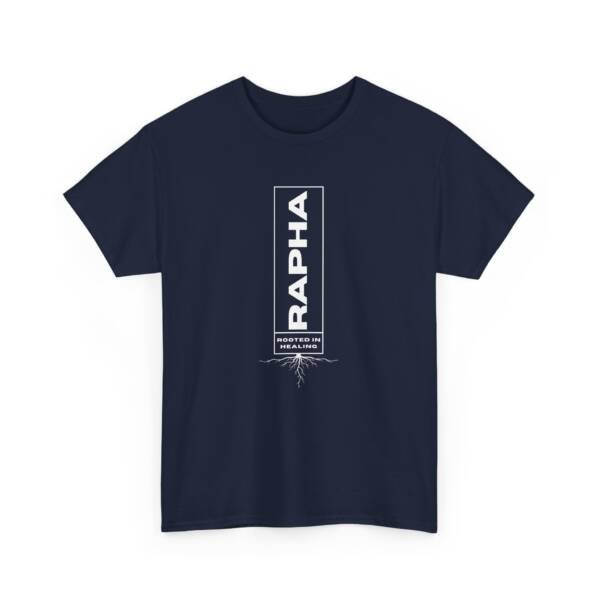 T-shirt bleu avec une inscription verticale “RAPHA” dans le dos, design minimaliste évoquant la guérison divine.