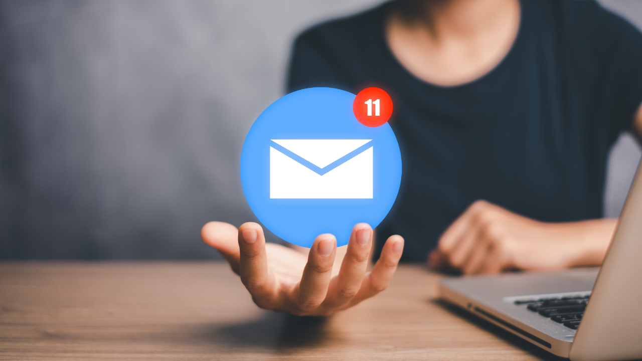 Main tenant une icône de courriel avec 11 notifications – illustration du marketing par courriel et de la gestion des infolettres.