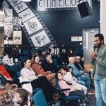 Berwin Sydney, micro a la main, s adresse a une salle remplie lors d un evenement Horizons d affaires