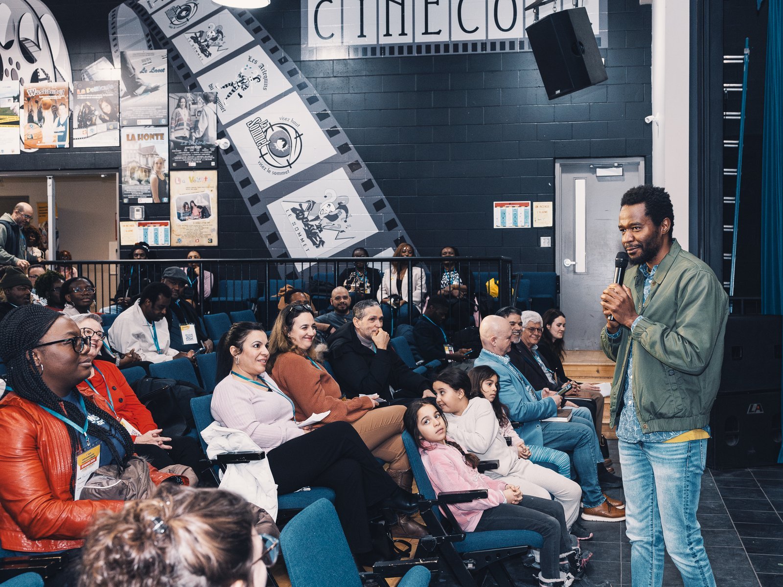 Berwin Sydney, micro a la main, s adresse a une salle remplie lors d un evenement Horizons d affaires