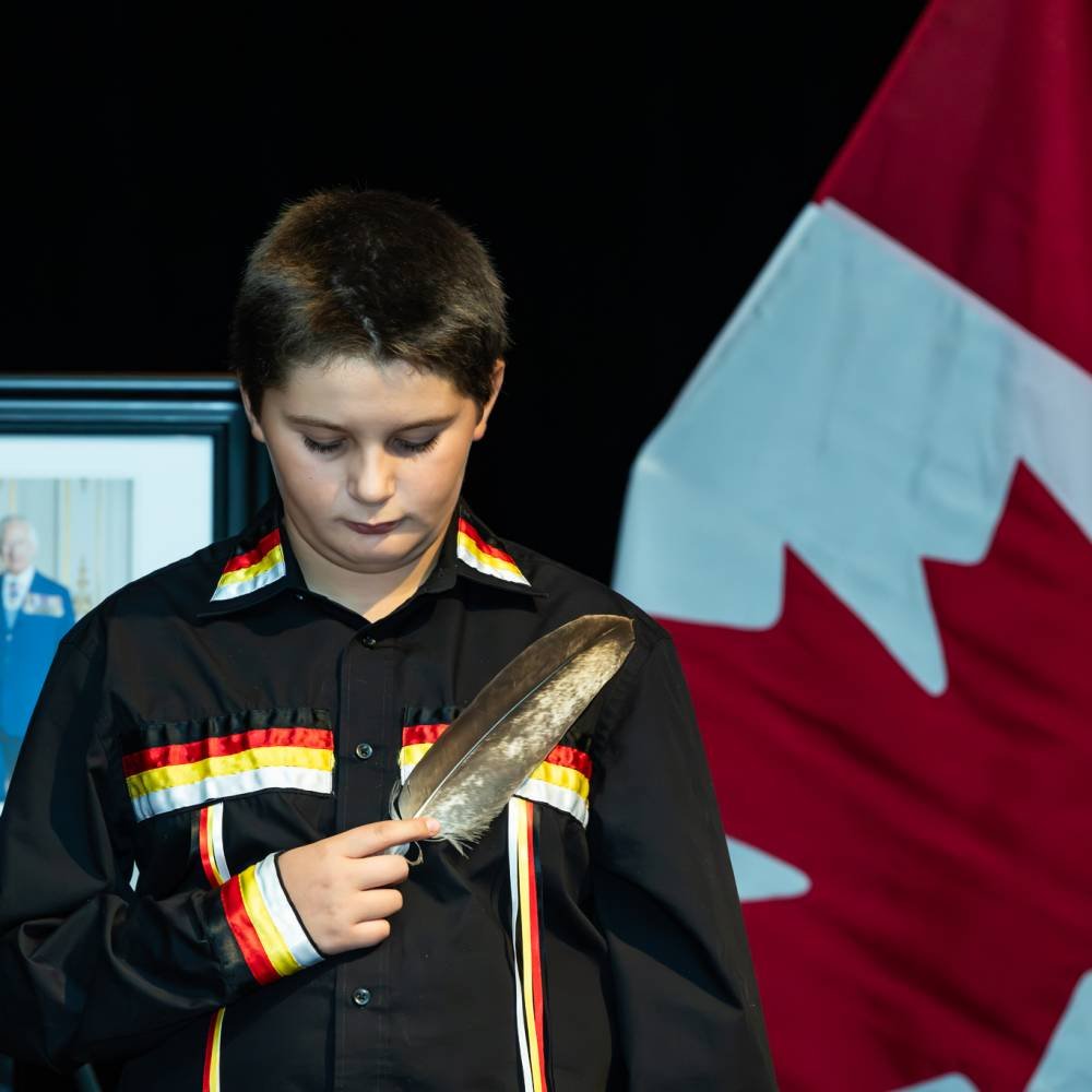 Jeune participant lors d’une cérémonie de citoyenneté au Canada